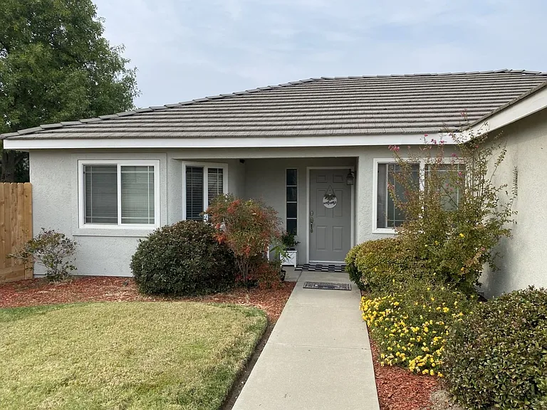 3208 Holly Ct — Photo 1