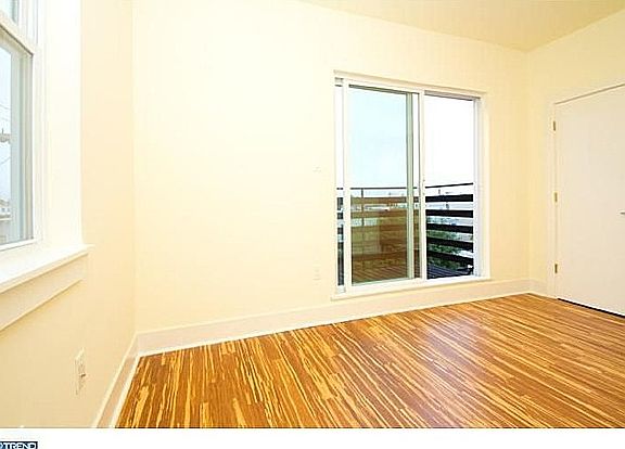 2nd image of 2601 E Hagert St #B