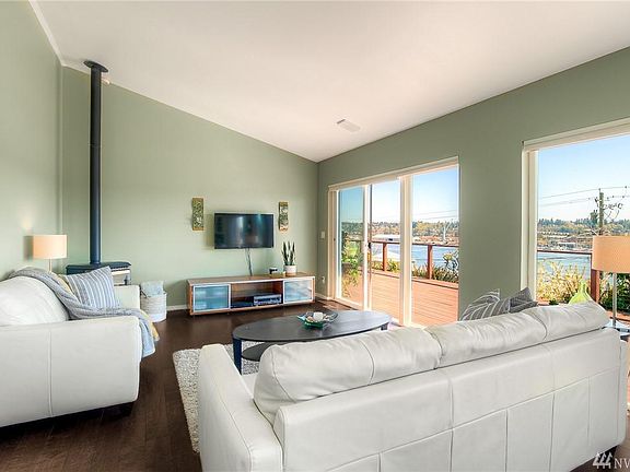 5th image of 303 W Bay Dr NW
