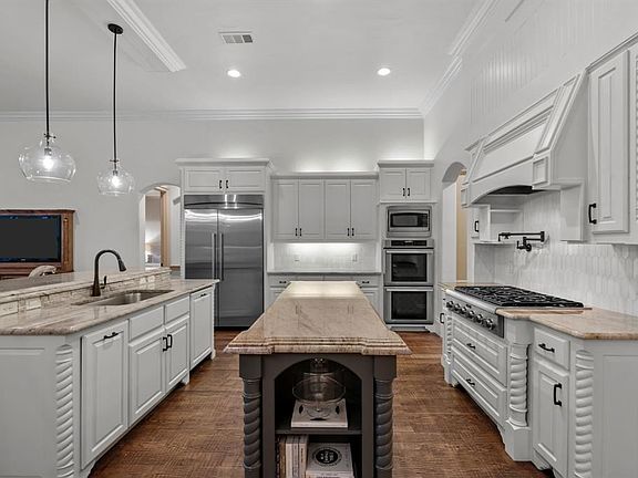 5th image of 2201 Camden Cir