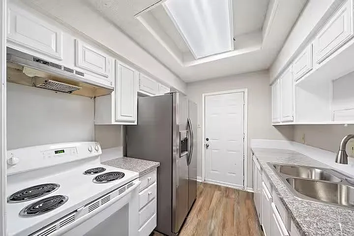2 bed, 2.0 bath, 1650 sqft, $1,139 — Photo 2