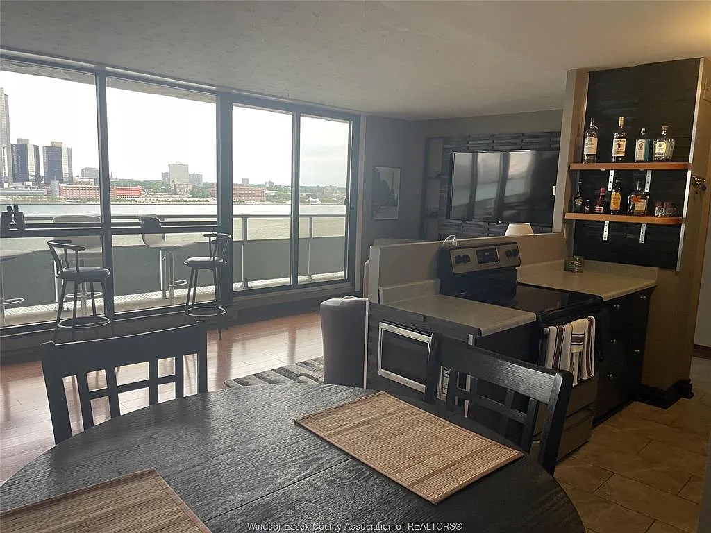 111 Riverside Dr E — Photo 4
