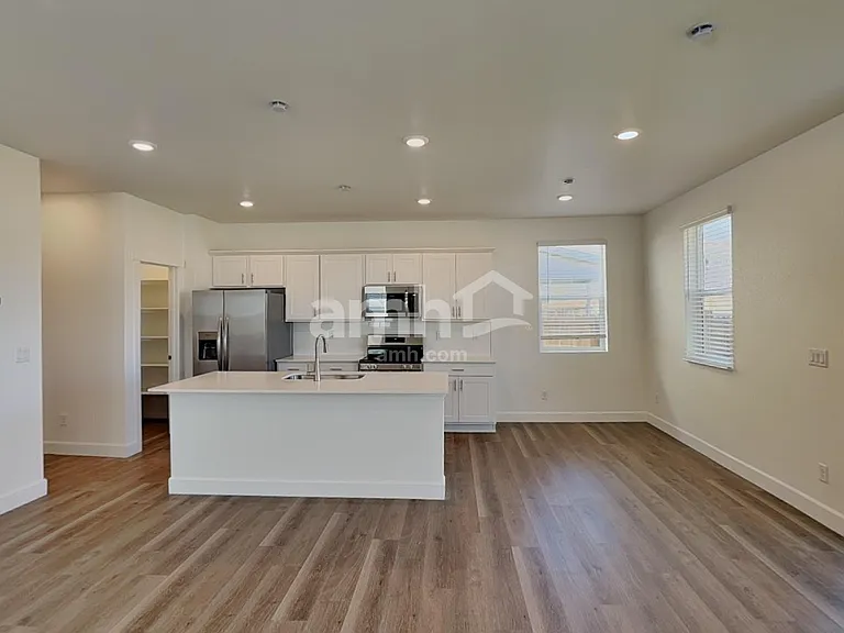 10072 Potomac St — Photo 4