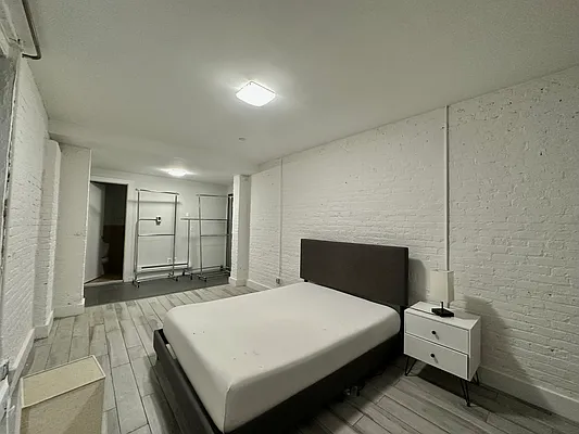 Rented by eRealty Advisors USA Inc | media 30