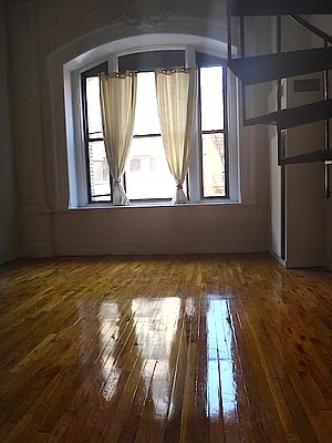 Rented by KVNY Soho | media 12