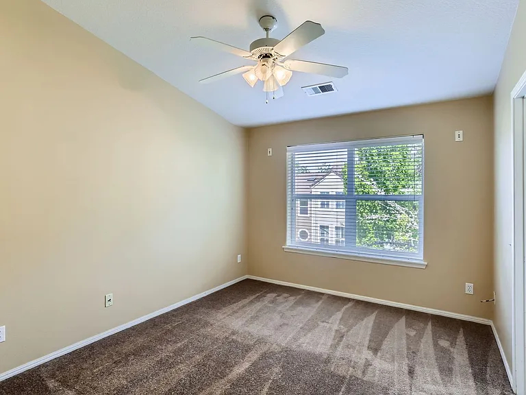 10175 NW Wilshire Ln — Photo 14
