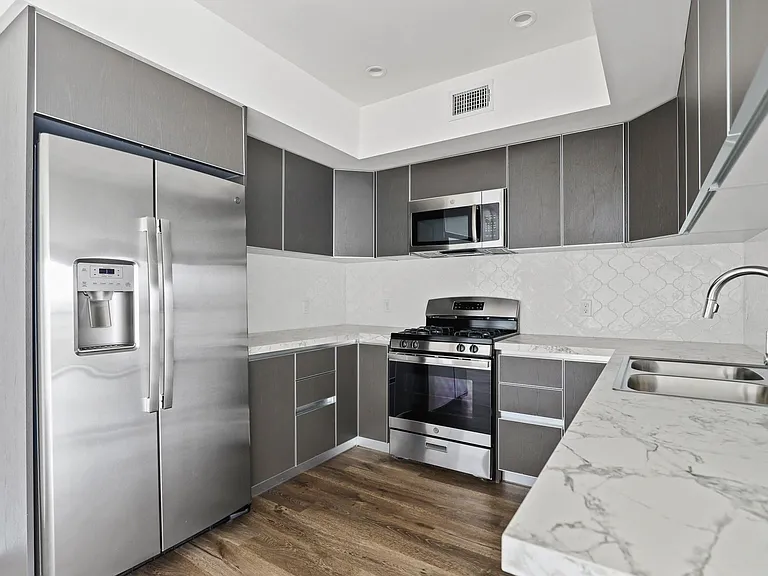 Modern Kitchen with Energy-Efficient Appliances