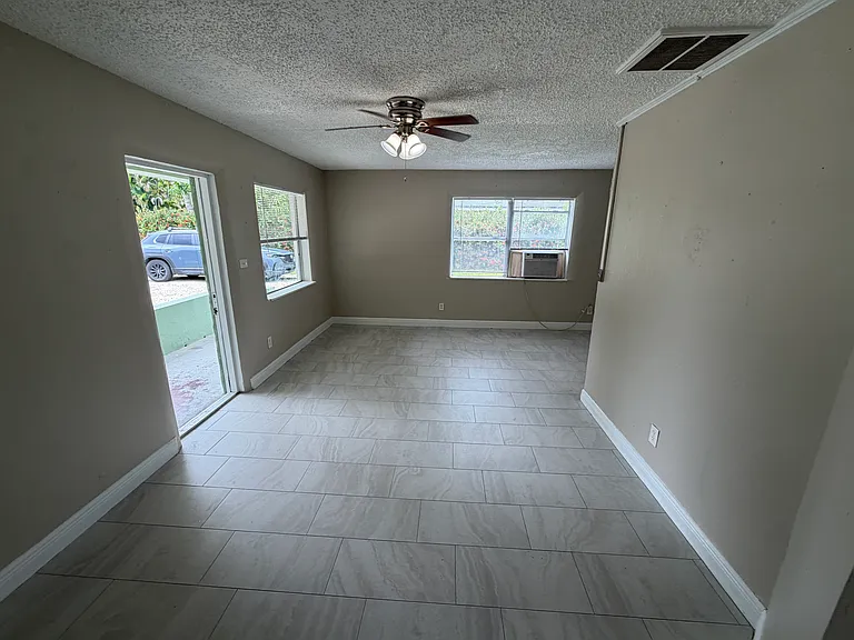 1025 Rose Ave — Photo 8