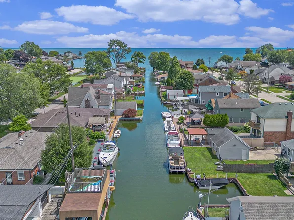 22459 Maple St, Saint Clair Shores, MI 48081