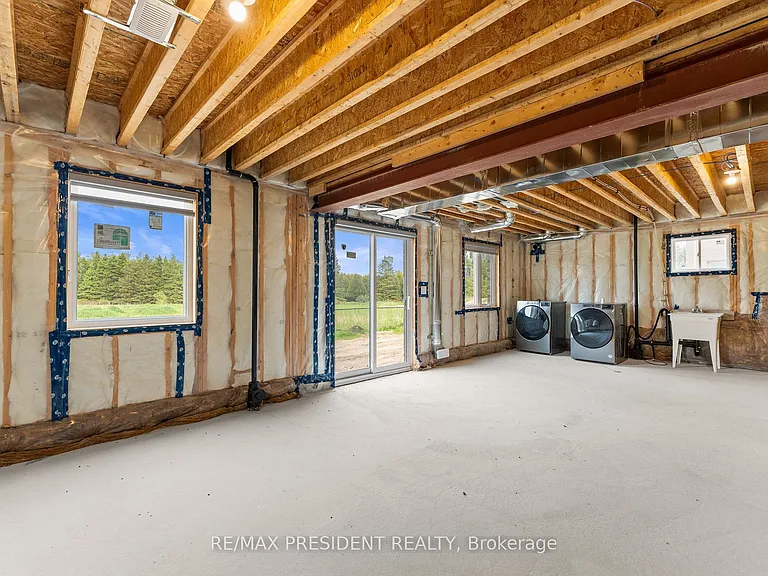 335 Russell St — Photo 23