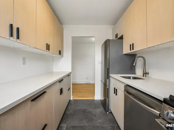 2215 N Central Rd APT 5D, Fort Lee, NJ 07024