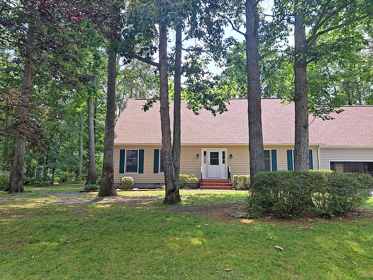 11 Roberts Rd — Photo 1