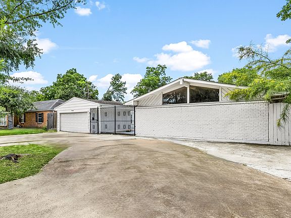 Large parking space/circle drive