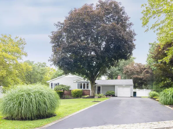 10 Treetop Lane, East Northport, NY 11731