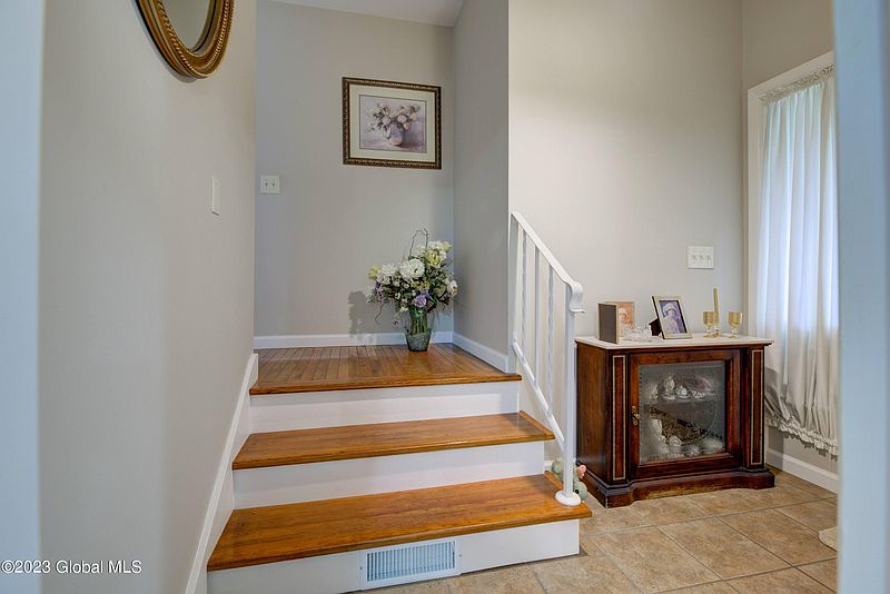 5th image of 4 Tomahawk Place