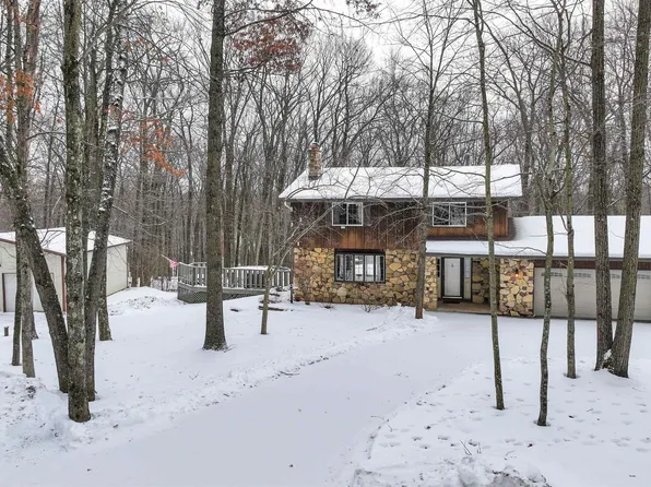 E2315 Woodridge Dr, Waupaca, WI 54981