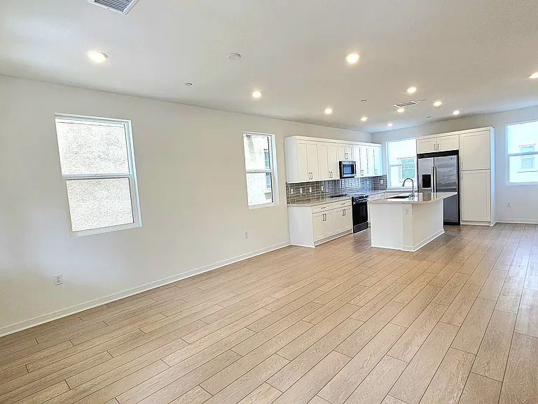 6045 Fairfax Dr — Photo 10