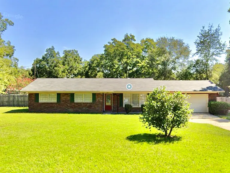 1605 Ivy Dr — Photo 3