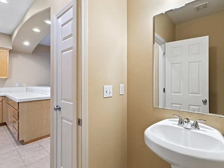 816 NE Caden Ave — Photo 10