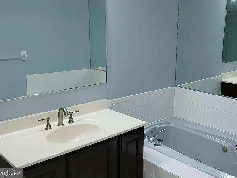 6 Halstead Pl — Photo 17
