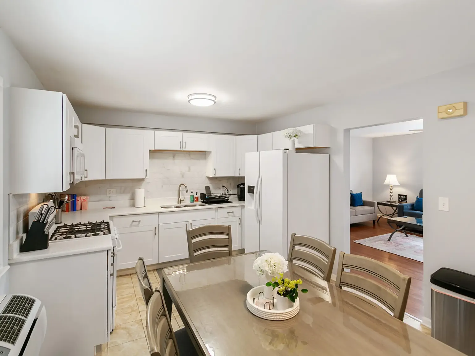 2 bed, 920 sqft, $2,800 — Photo 2