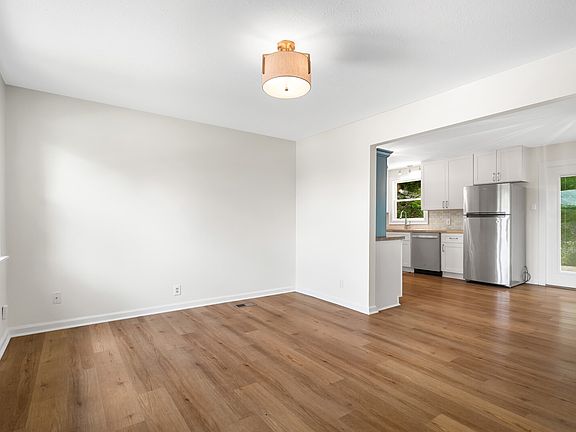 5th image of 99 Gallaher St