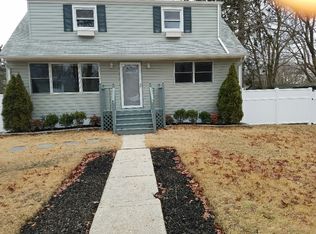 975 Pond Rd, Bohemia, NY 11716