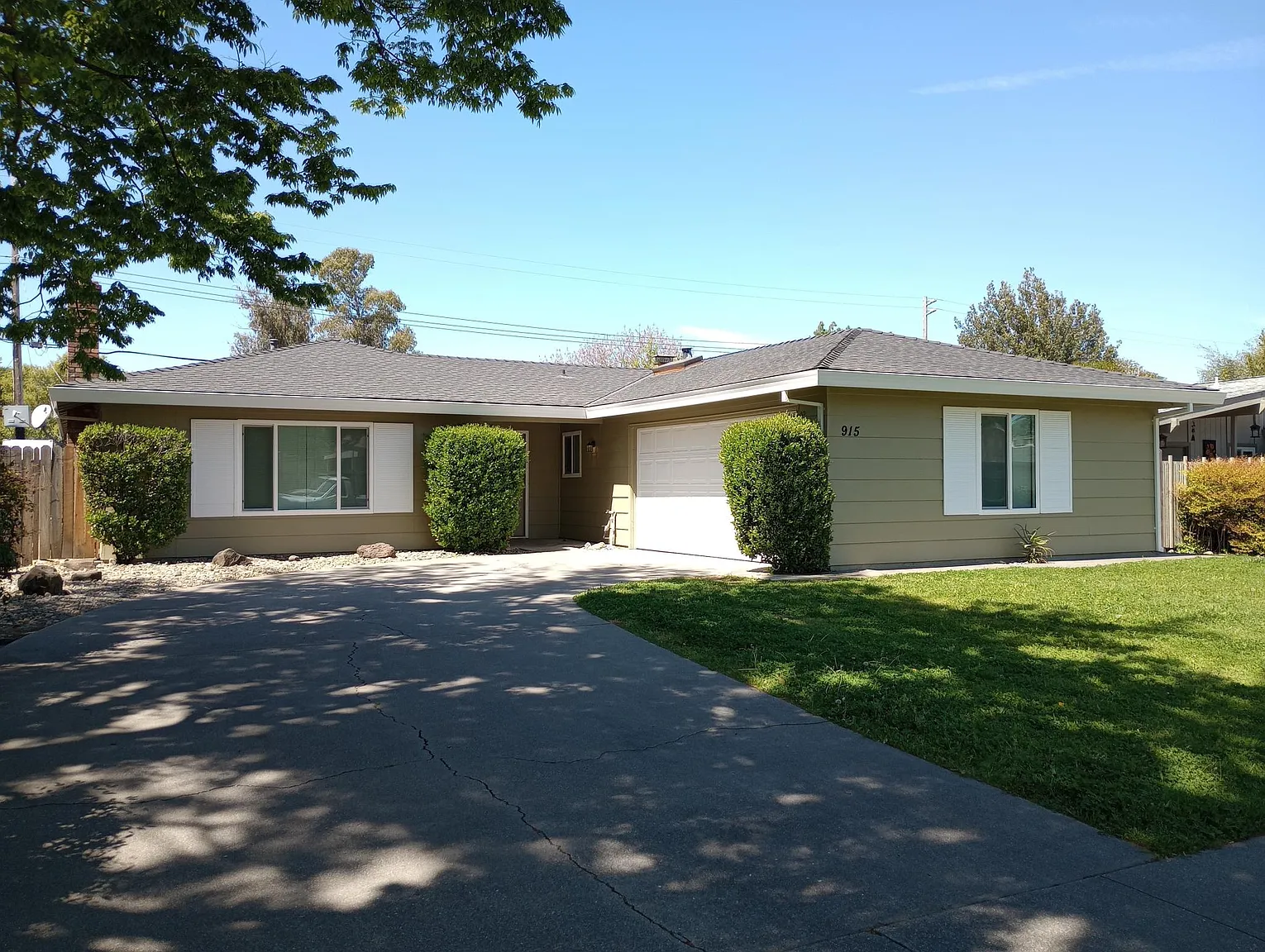 915 Acacia Ln photo 1