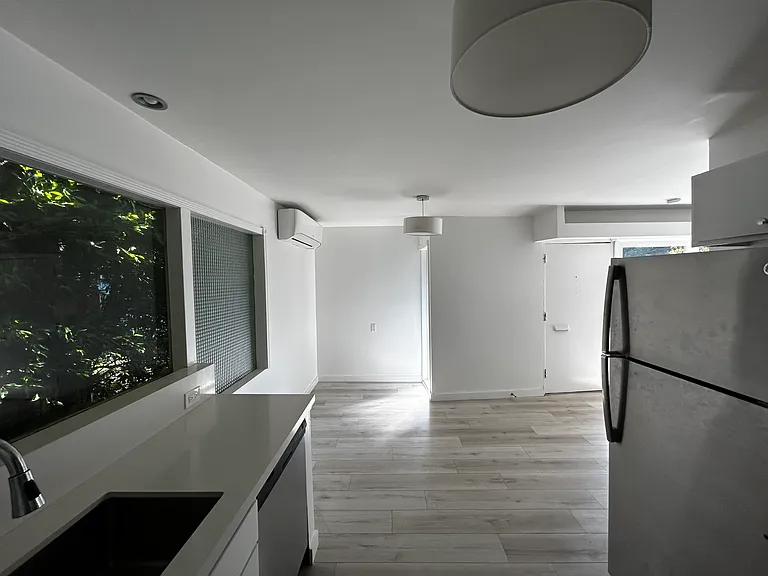 939 Hilgard Ave — Photo 7
