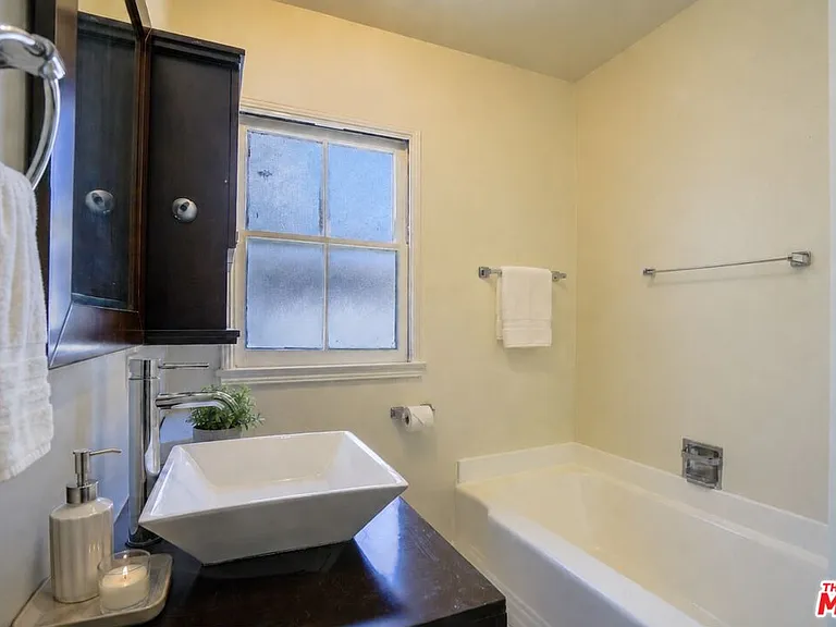 8551 Holloway Dr — Photo 10