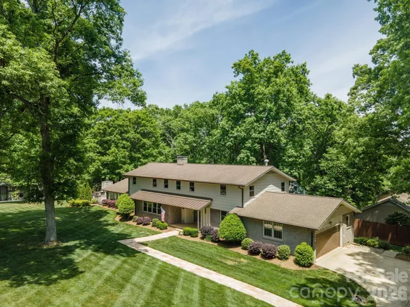 240 36th Avenue Cir NW, Hickory, NC 28601