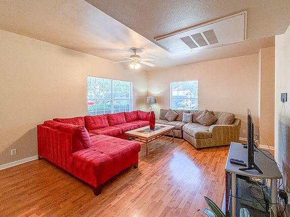 5th image of 52 Chapel Hill Cir
