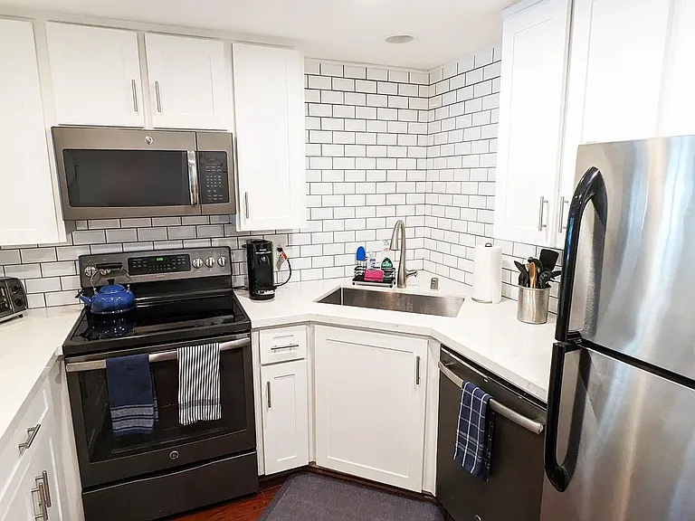 2410 Albatross St #6 — Photo 13