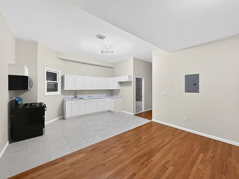 826 S 15th St — Photo 24