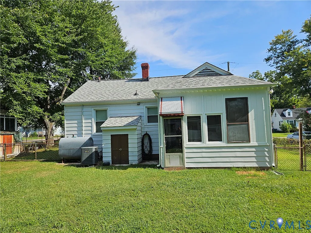 2 bed, 1.0 bath, 876 sqft, $1,225 — Photo 2