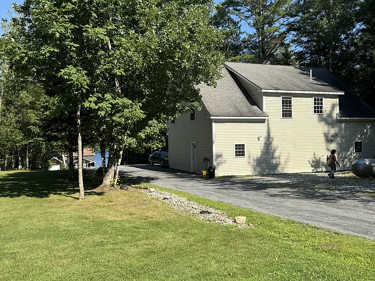 Private Driveway Entrance, 118 Hubbard Rd