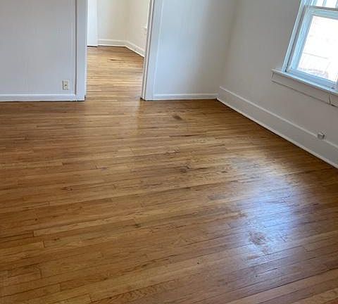 3rd image of 217 Girard Blvd SE