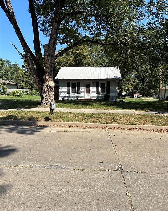 1st image of 323 E 13th St