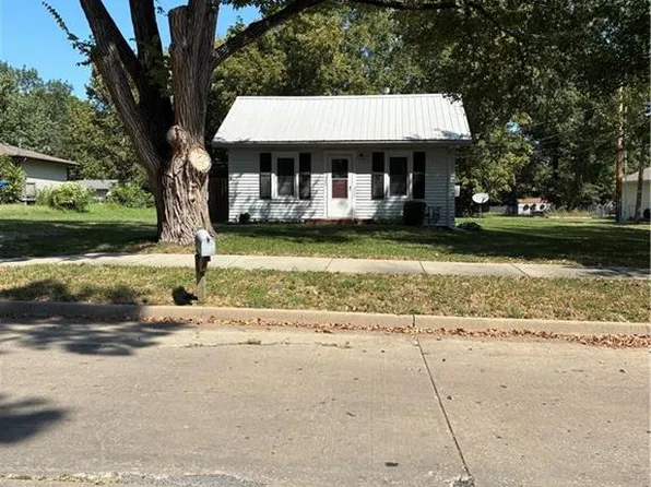 323 E 13th St, Ottawa, KS 66067