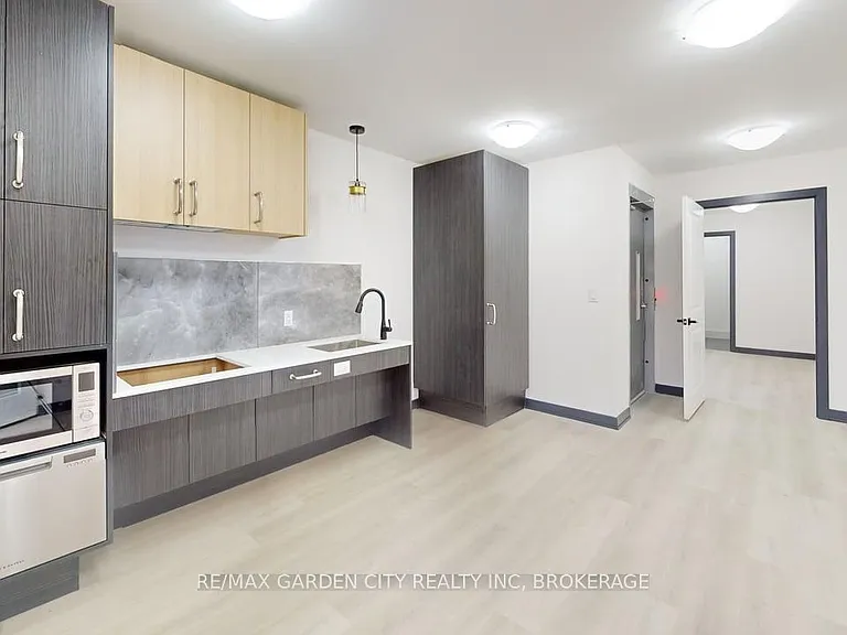 729 Queensdale Ave E — Photo 5