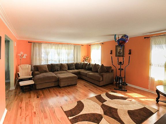 3rd image of 6036 N Francisco Ave