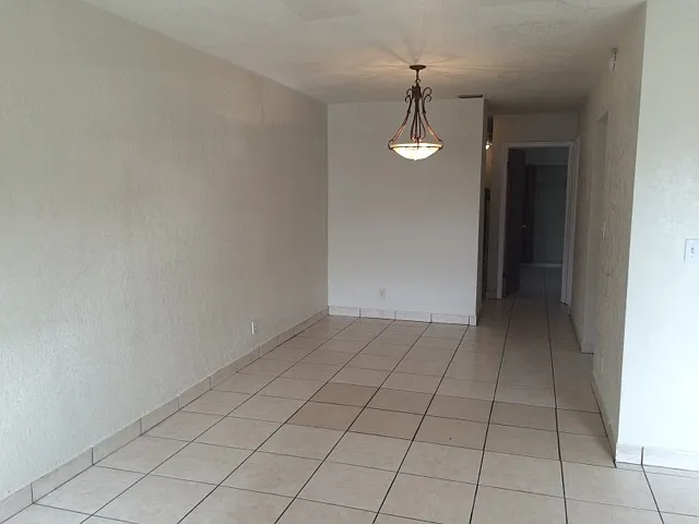 Large 3-1.5 Duplex with Central AC & washer/dryer hookups — Photo 4
