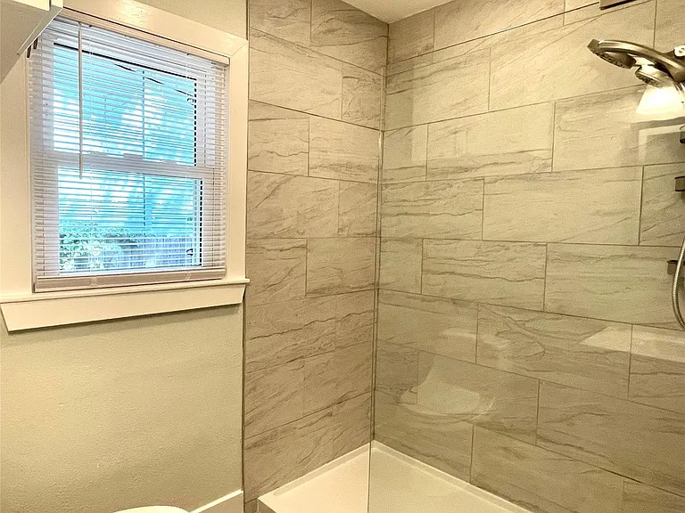 807 E Riverside Dr #B — Photo 17