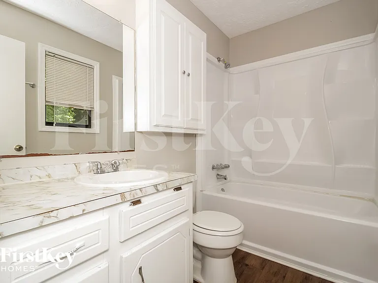1049 Rolling Green Dr — Photo 14