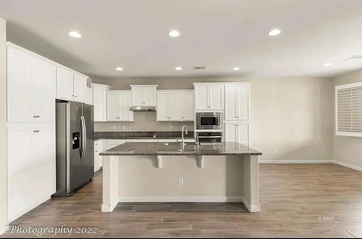 3 bed, 2.5 bath, 1732 sqft, $2,300 — Photo 4