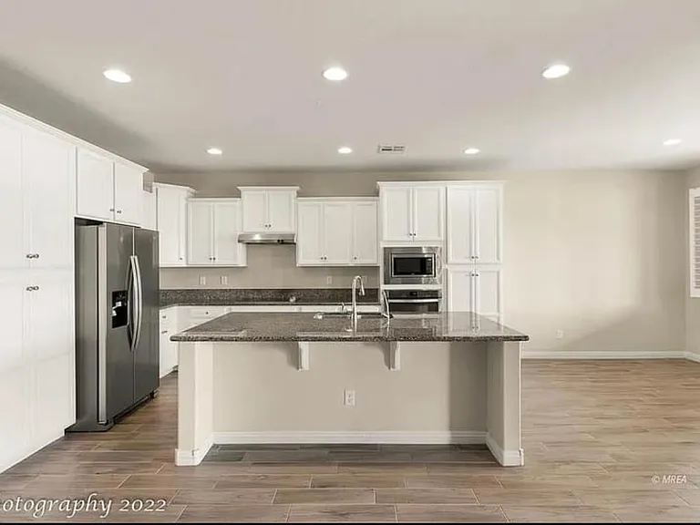 1381 Huntington Hts — Photo 4