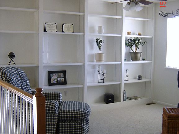 Enjoy the Loft/Officewith built-in shelves