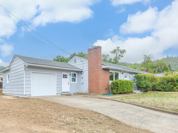 1202 NE A St, Grants Pass, OR 97526