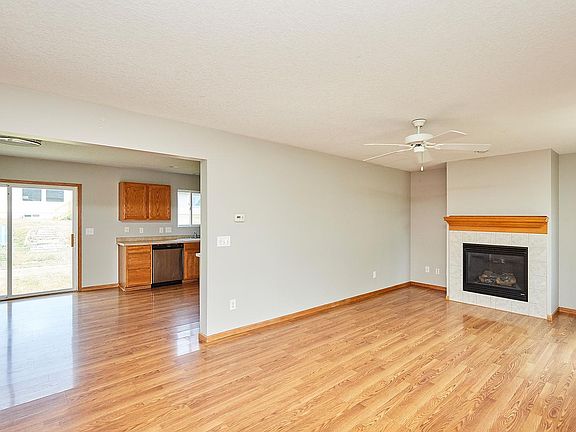 3rd image of 615 SE Prairie Park Ln