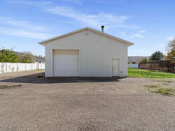 3rd image of 1011 Filer Ave W